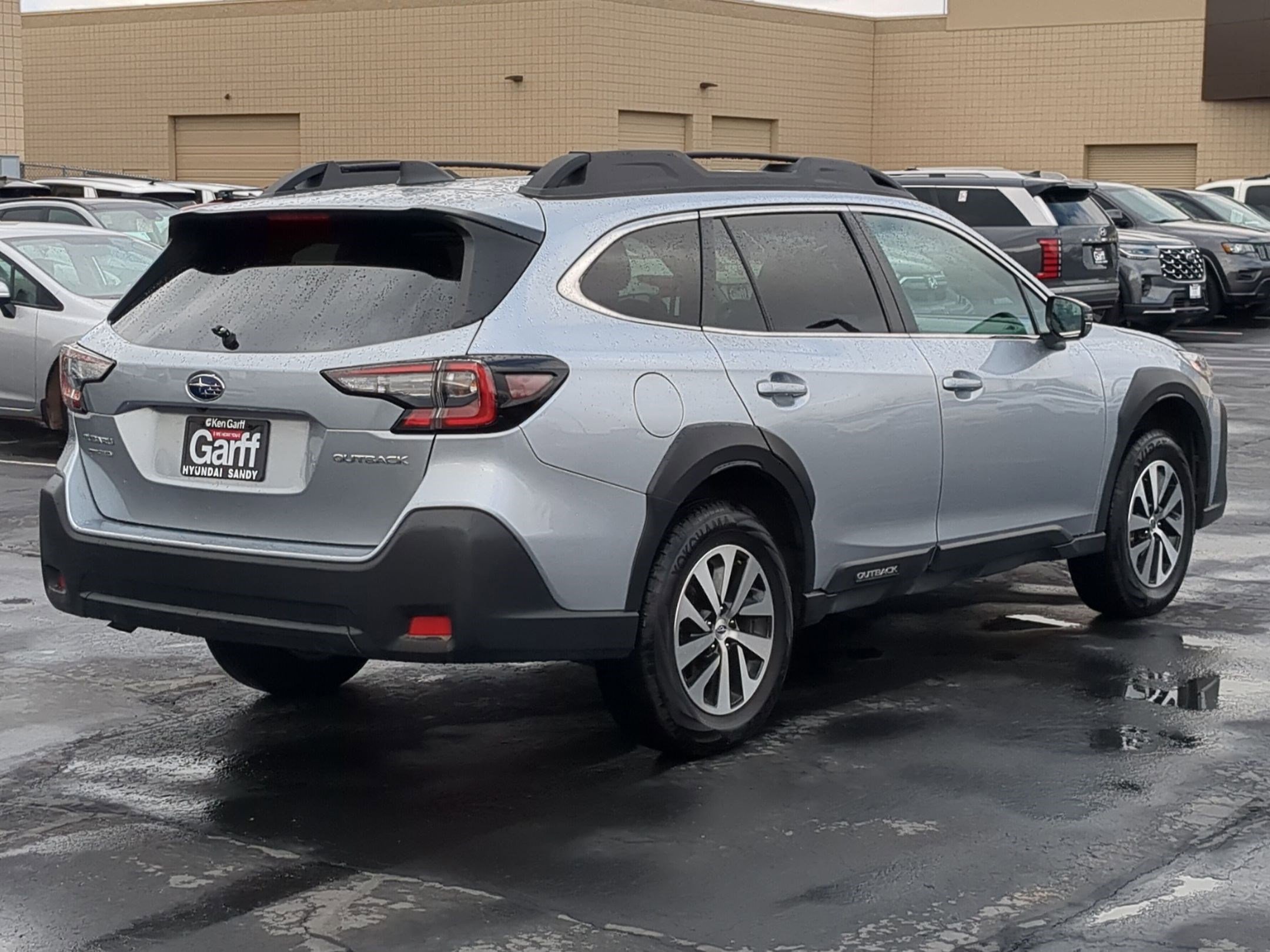 Used 2025 Subaru Outback Premium image 3