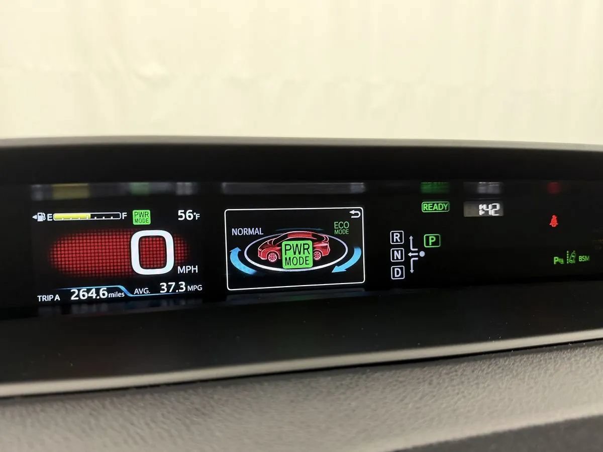 Used 2018 Toyota Prius Three Touring w/ Appearance Package FWD image 17