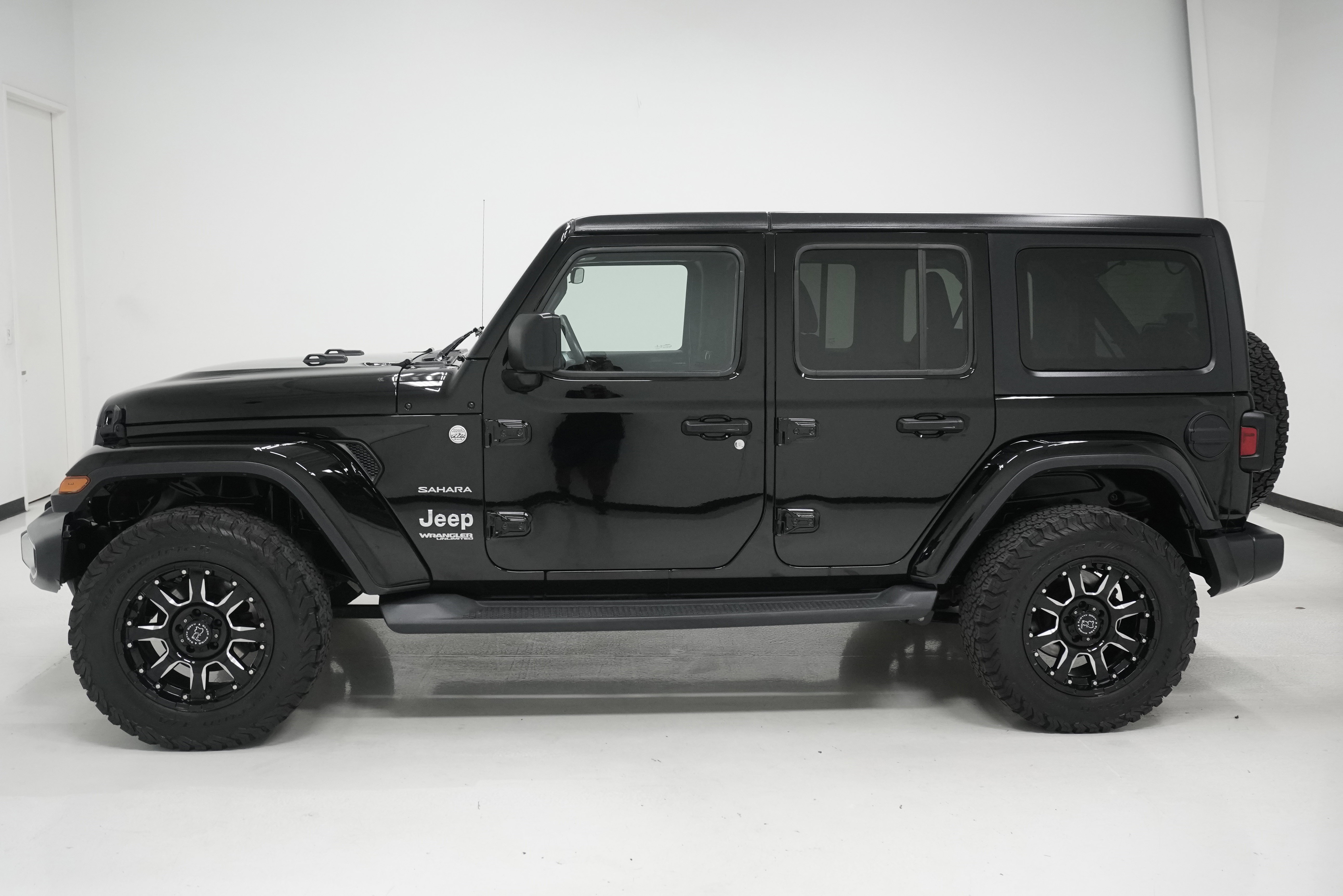 Used 2019 Jeep Wrangler Unlimited Sahara image 7