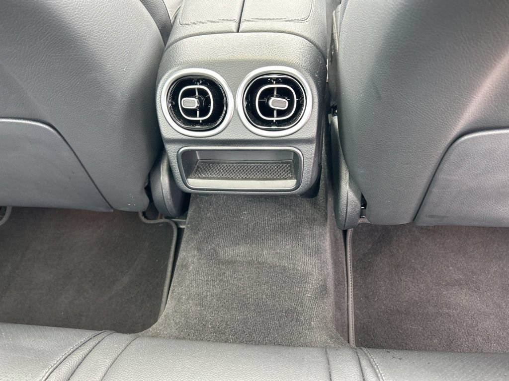 Used 2025 Mercedes-Benz C 300 Sedan image 25