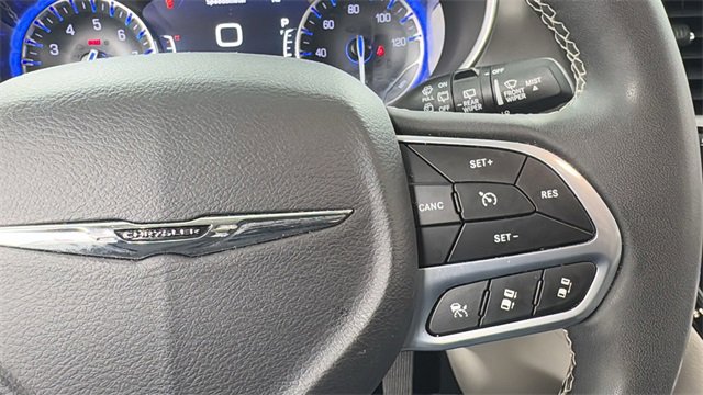 Used 2023 Chrysler Pacifica Touring-L image 25