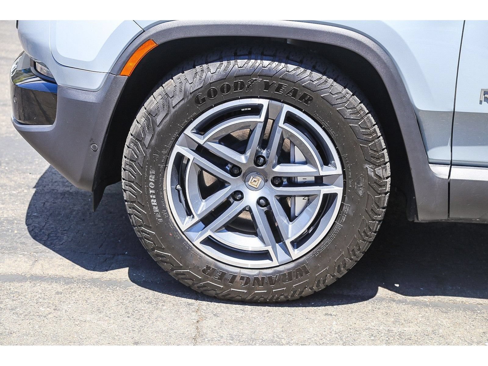 Used 2025 Rivian R1S Adventure AWD/4WD image 9