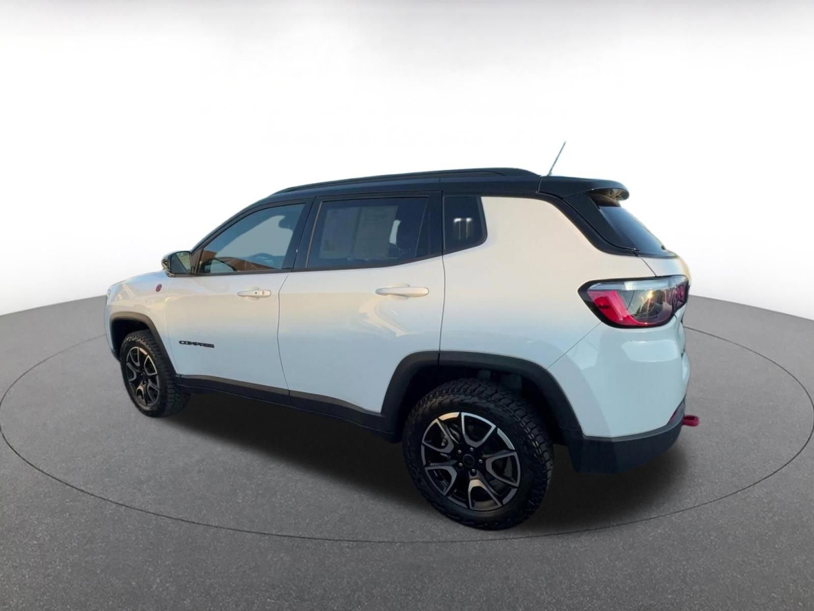Used 2025 Jeep Compass Trailhawk image 10