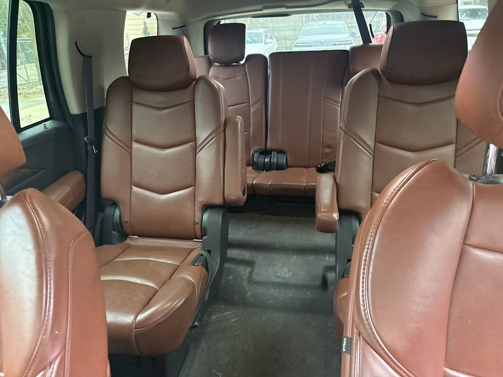 Used 2015 Cadillac Escalade Luxury image 14