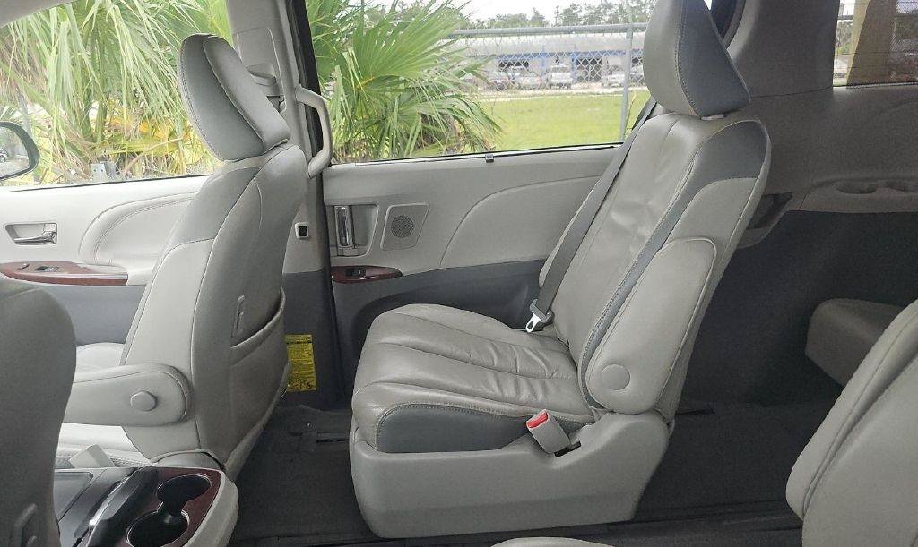 Used 2014 Toyota Sienna Limited w/ Limited Premium Package FWD image 5
