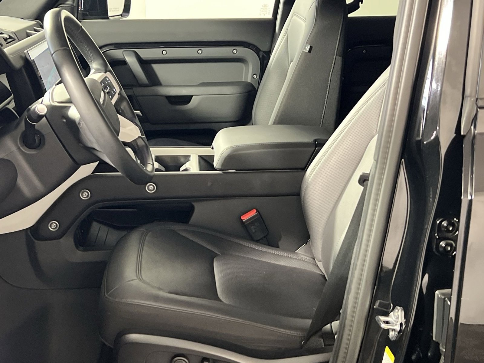 Used 2025 Land Rover Defender 110 S image 13