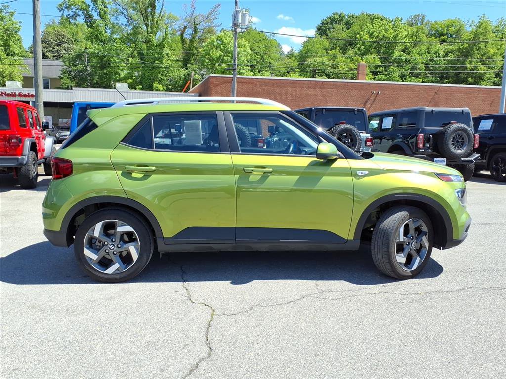 Used 2024 Hyundai Venue SEL FWD image 3