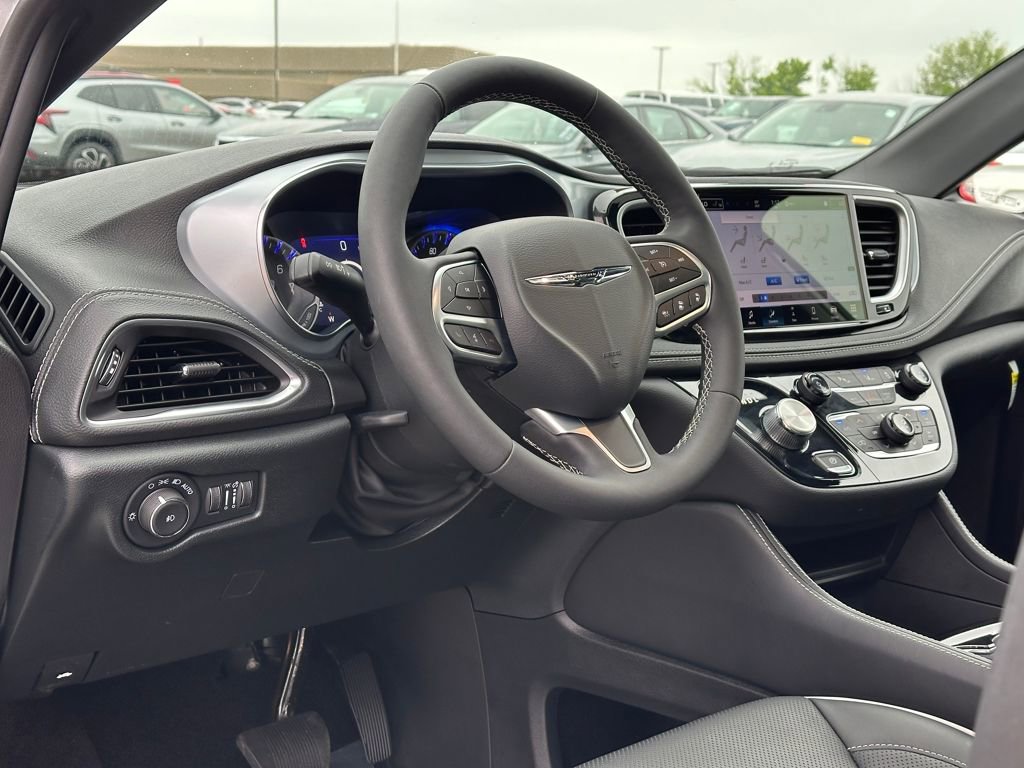 Used 2026 Chrysler Pacifica Limited FWD image 25