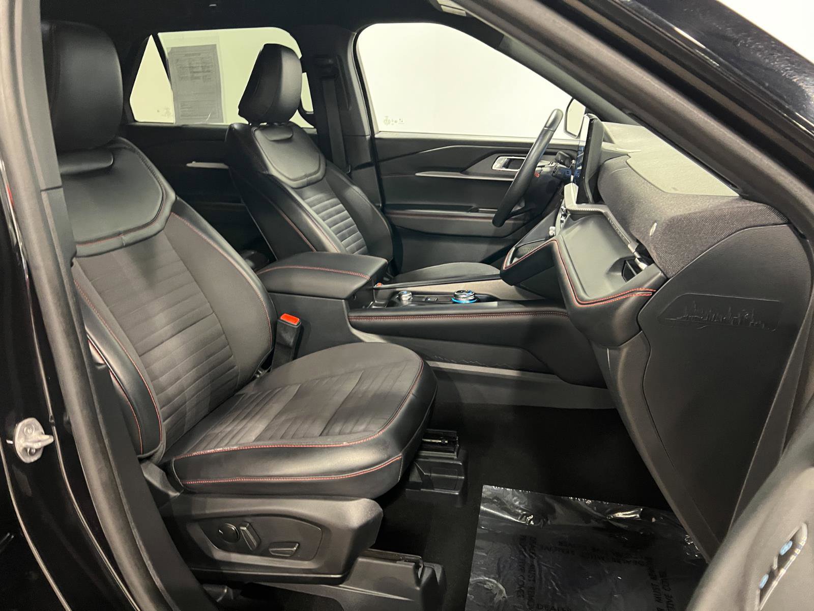 Used 2025 Ford Explorer ST-Line w/ ST-Line Street Pack image 37