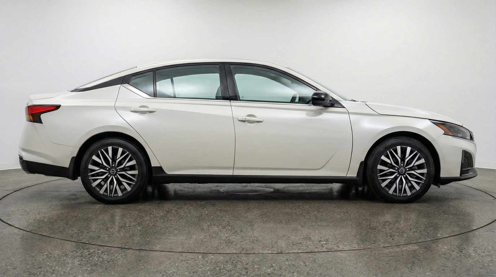 Used 2025 Nissan Altima 2.5 SV FWD image 11
