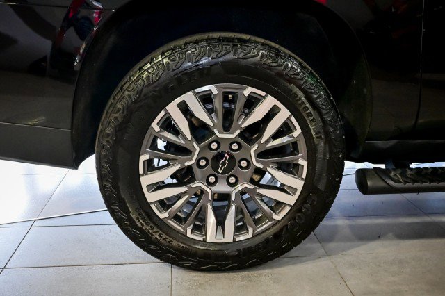 Used 2025 Chevrolet Suburban Z71 image 54