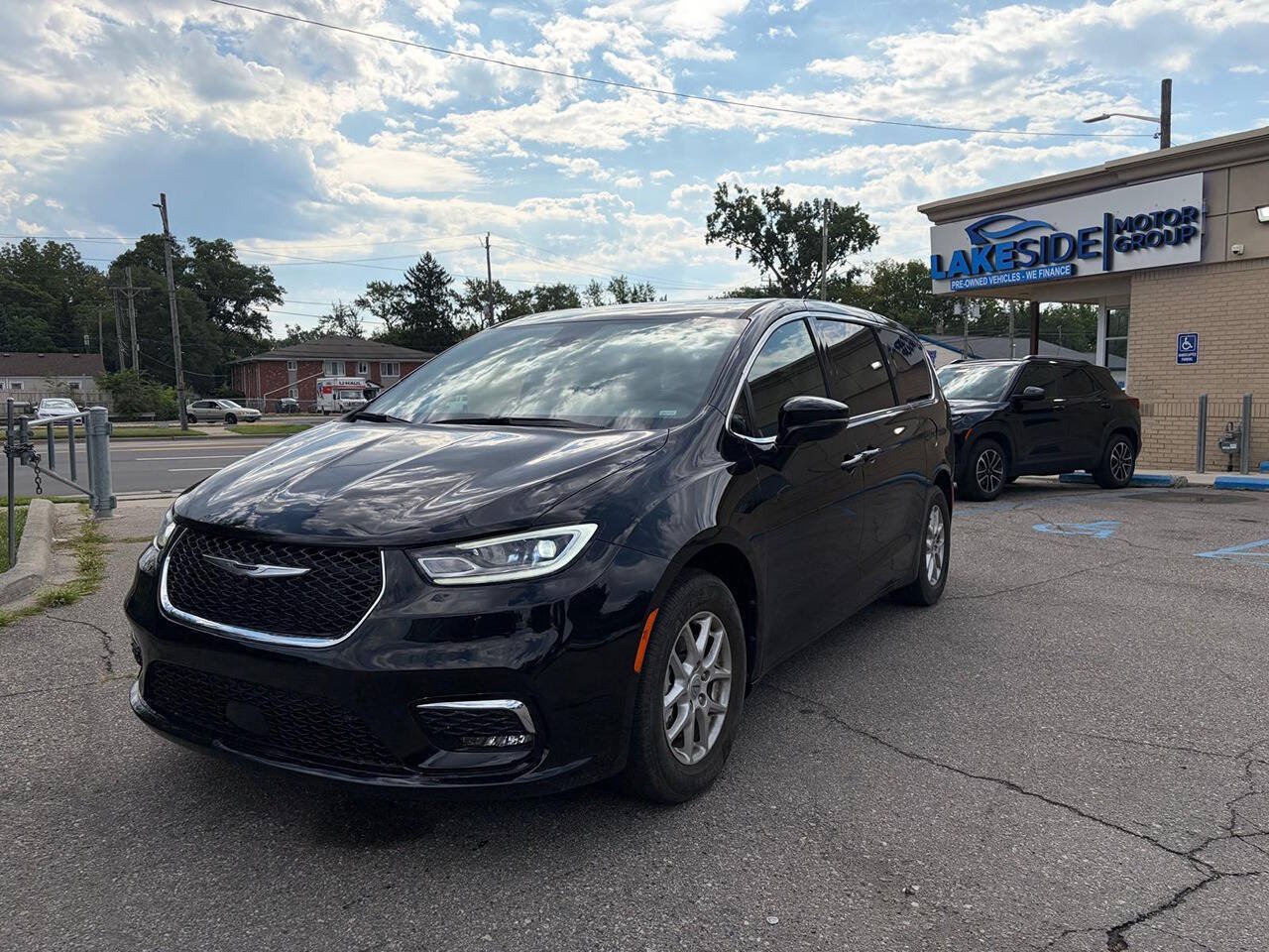 Used 2025 Chrysler Pacifica Select