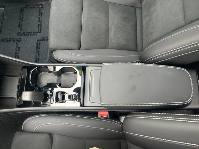 Certified 2025 Volvo XC40 B5 Plus AWD/4WD image 27