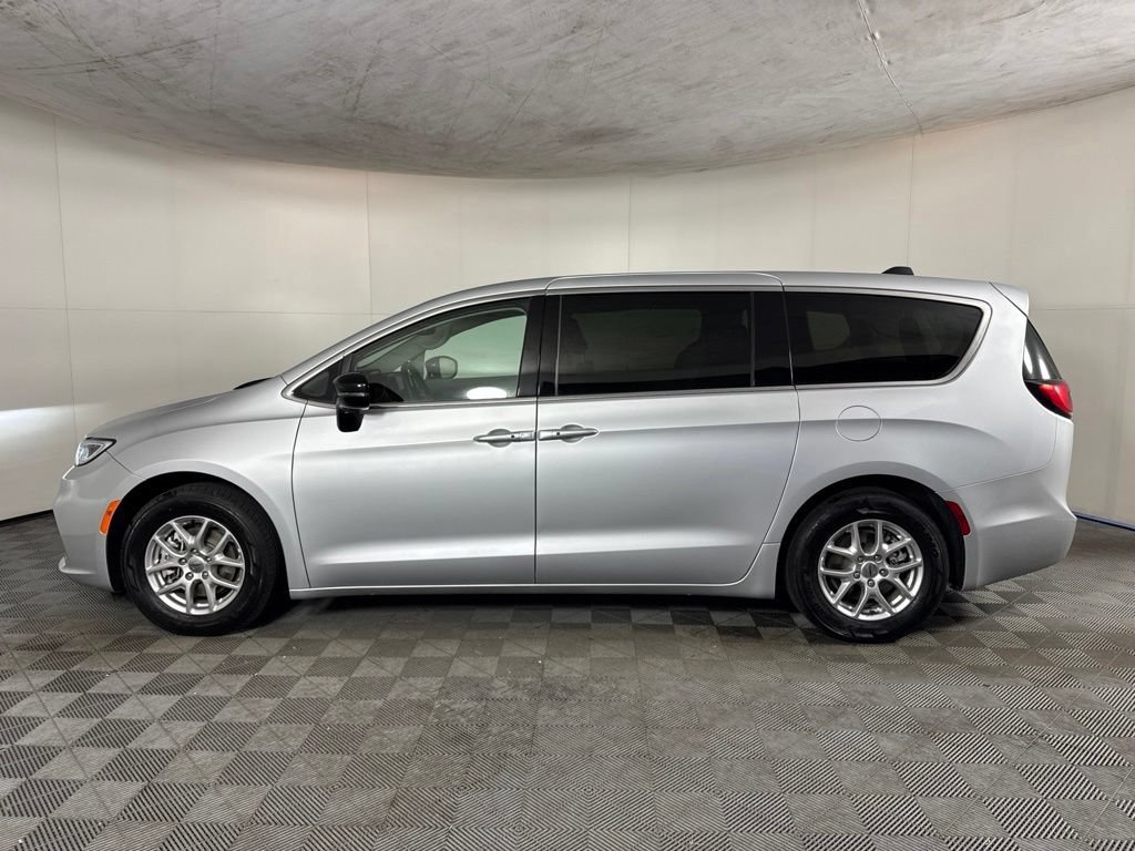 Certified 2024 Chrysler Pacifica Touring-L FWD image 9