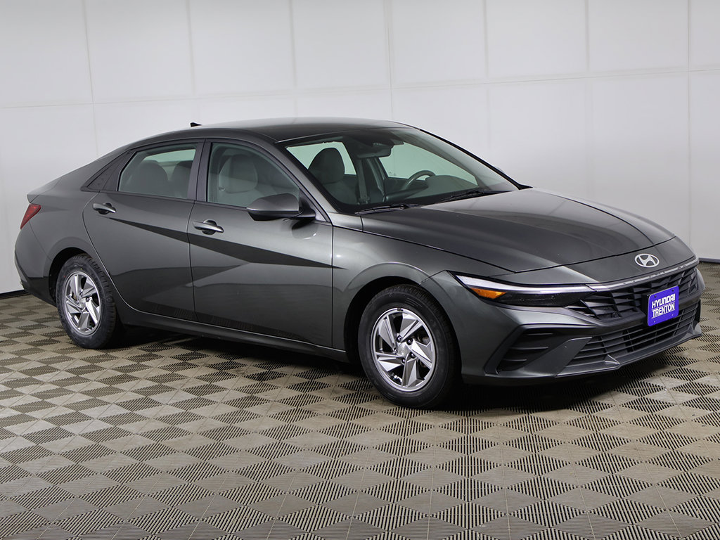 Used 2024 Hyundai Elantra SE FWD image 2