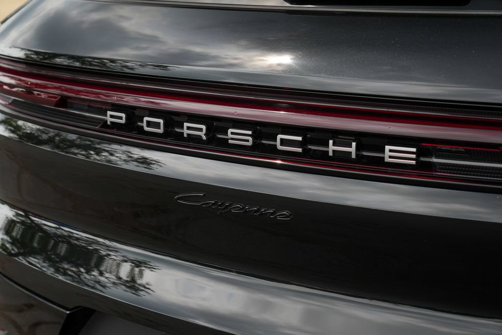 Certified 2025 Porsche Cayenne E-Hybrid AWD/4WD image 17