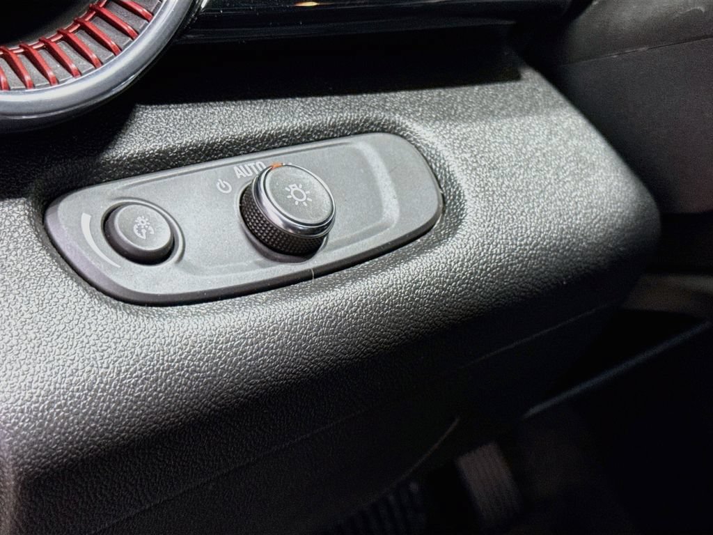 Used 2025 Chevrolet Trax RS w/ Sunroof Package FWD image 10