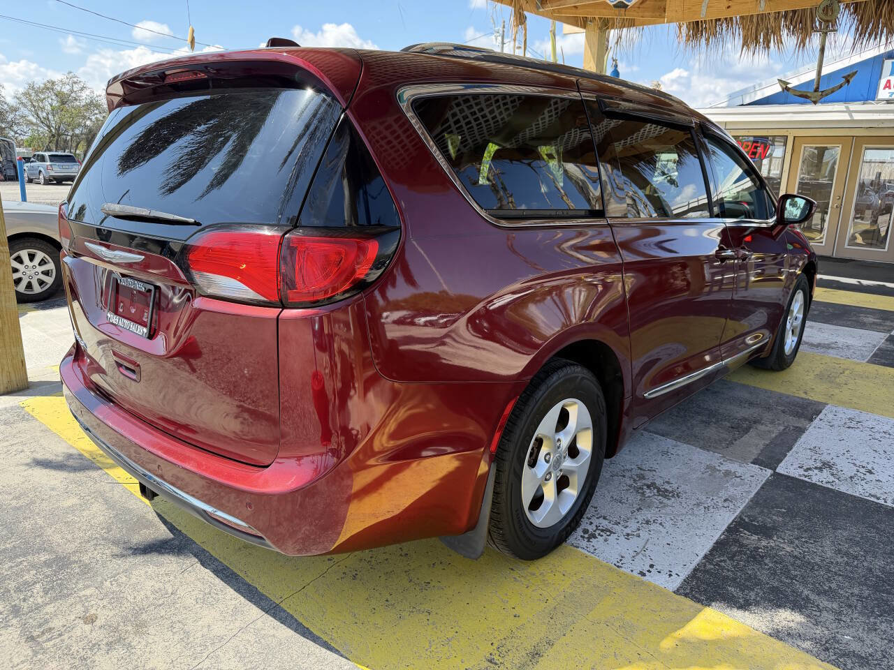 Used 2017 Chrysler Pacifica Touring-L Plus FWD image 5