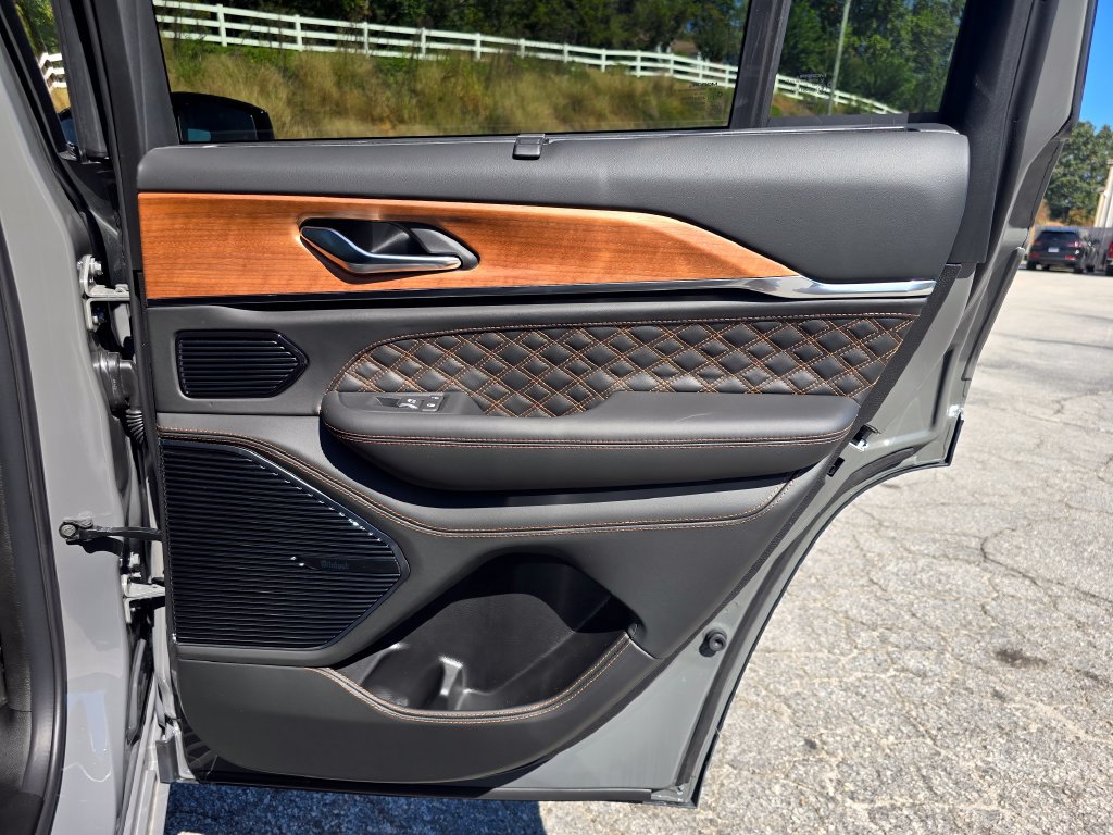 New 2027 Jeep Grand Cherokee Summit AWD/4WD image 38