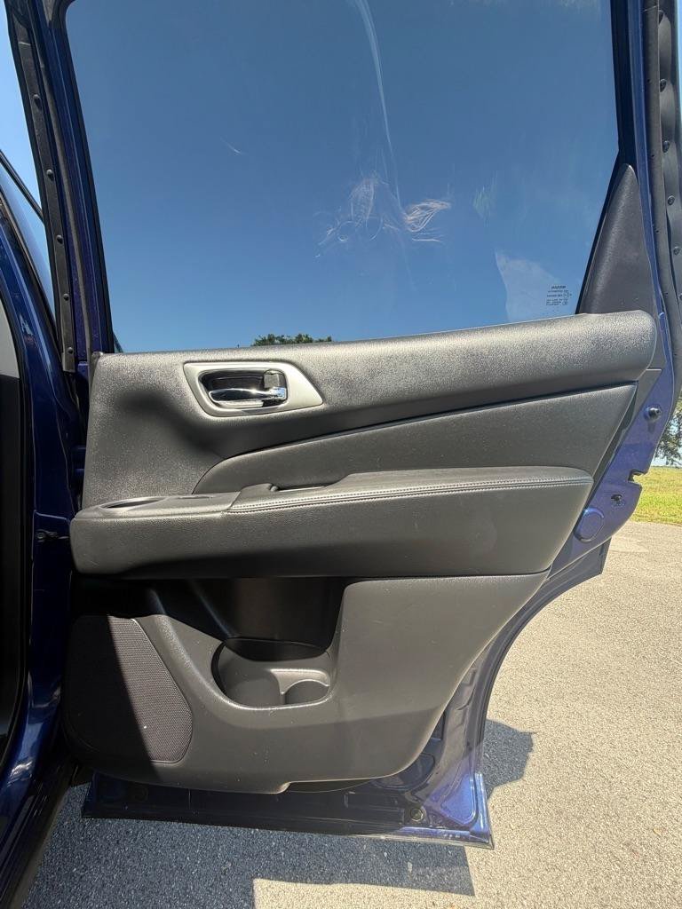 Used 2019 Nissan Pathfinder S FWD image 17