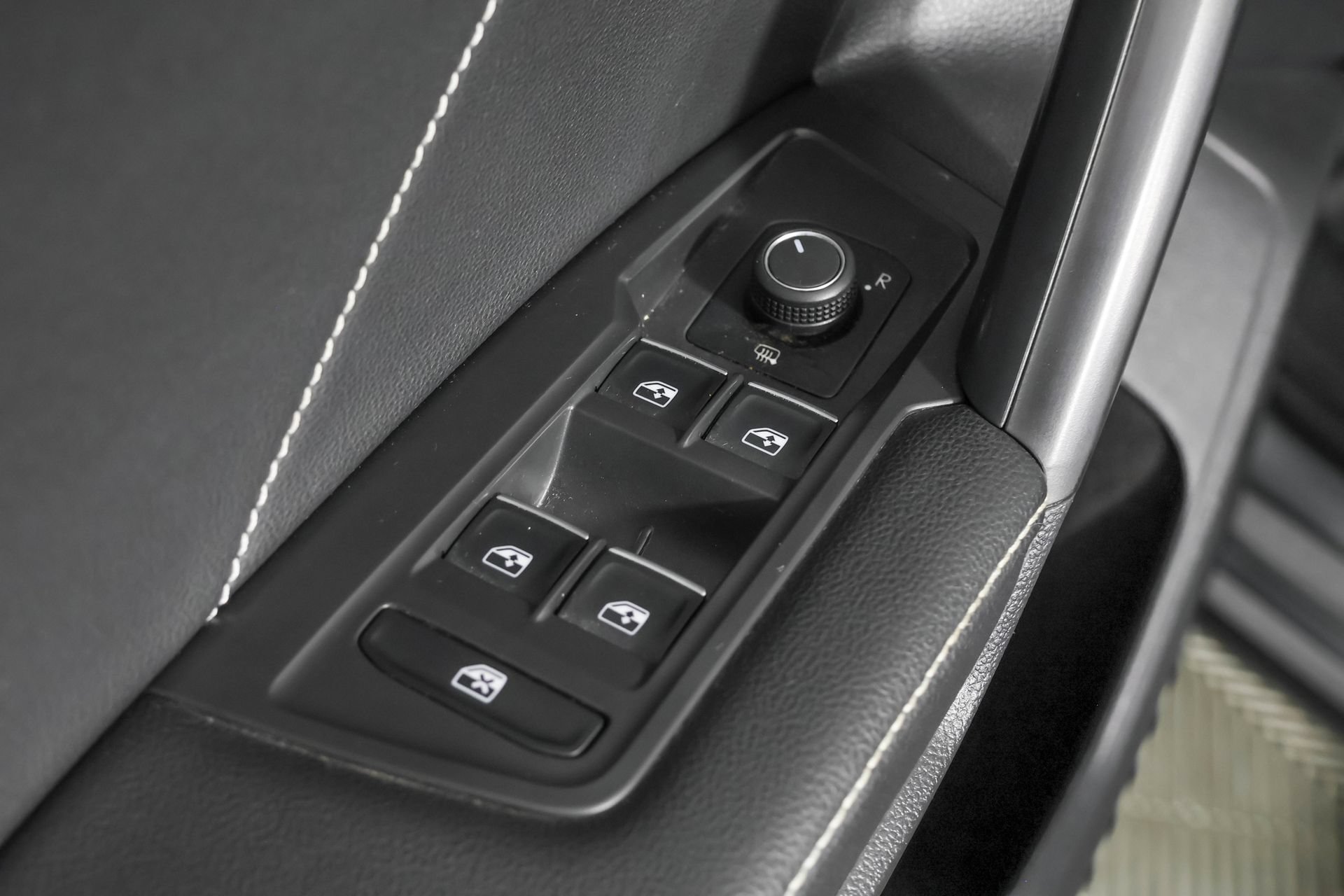 Used 2023 Volkswagen Tiguan SE R-Line FWD image 35