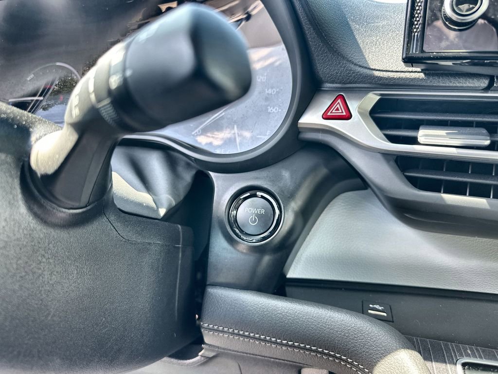 Used 2025 Toyota Sienna XLE FWD image 17