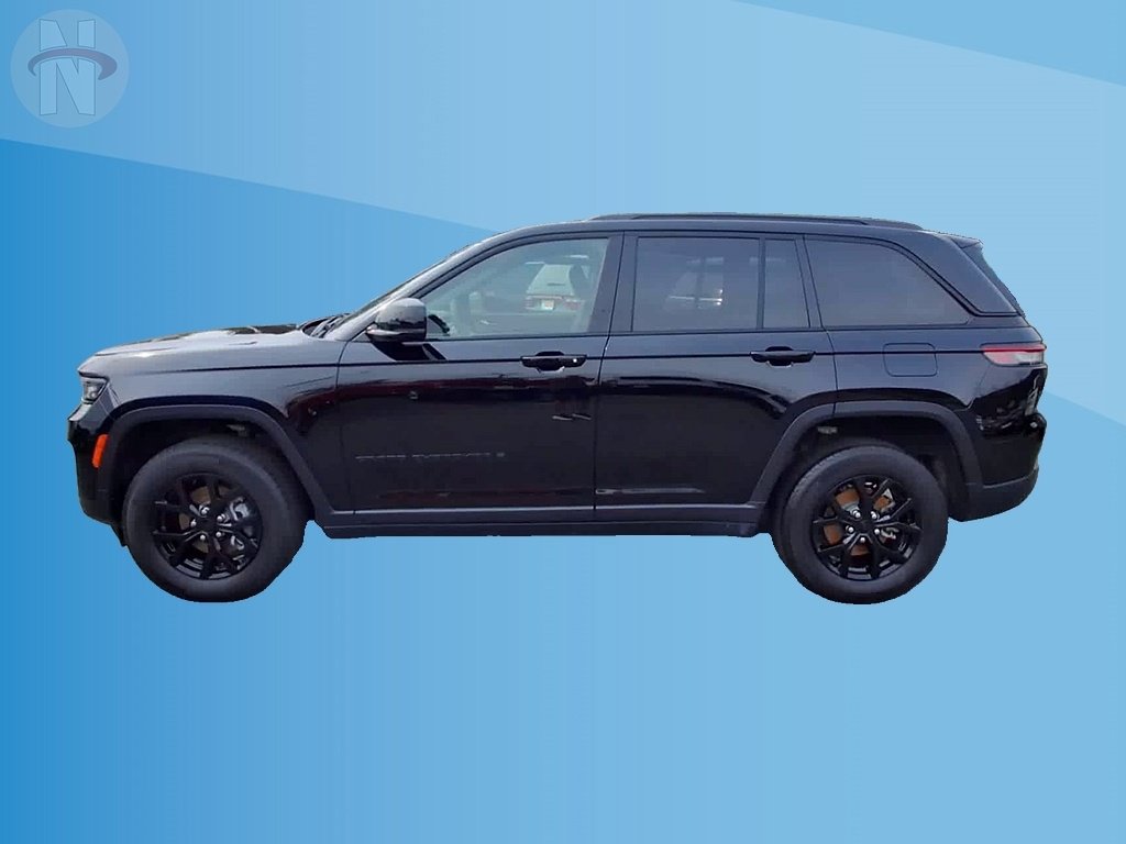 Used 2025 Jeep Grand Cherokee Altitude AWD/4WD image 5