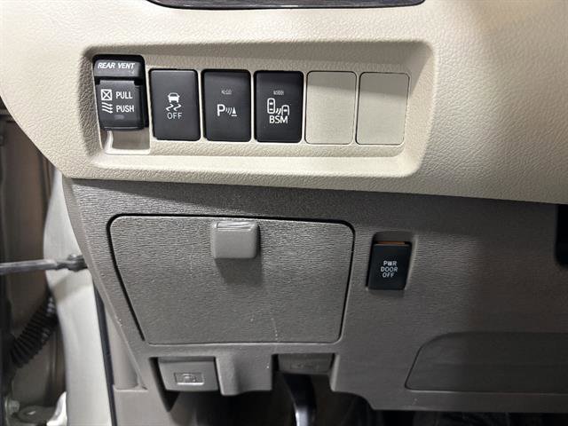 Used 2017 Toyota Sienna Limited image 17