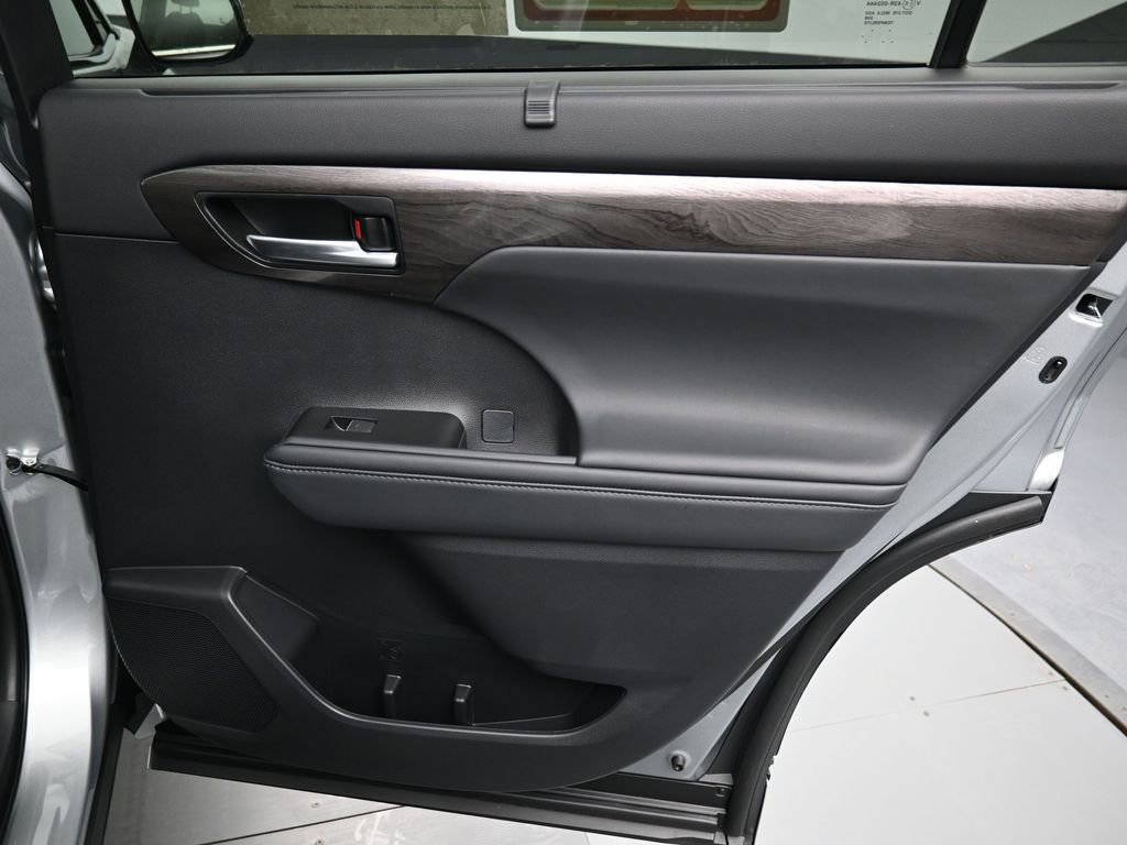 Certified 2025 Toyota Highlander Platinum image 40