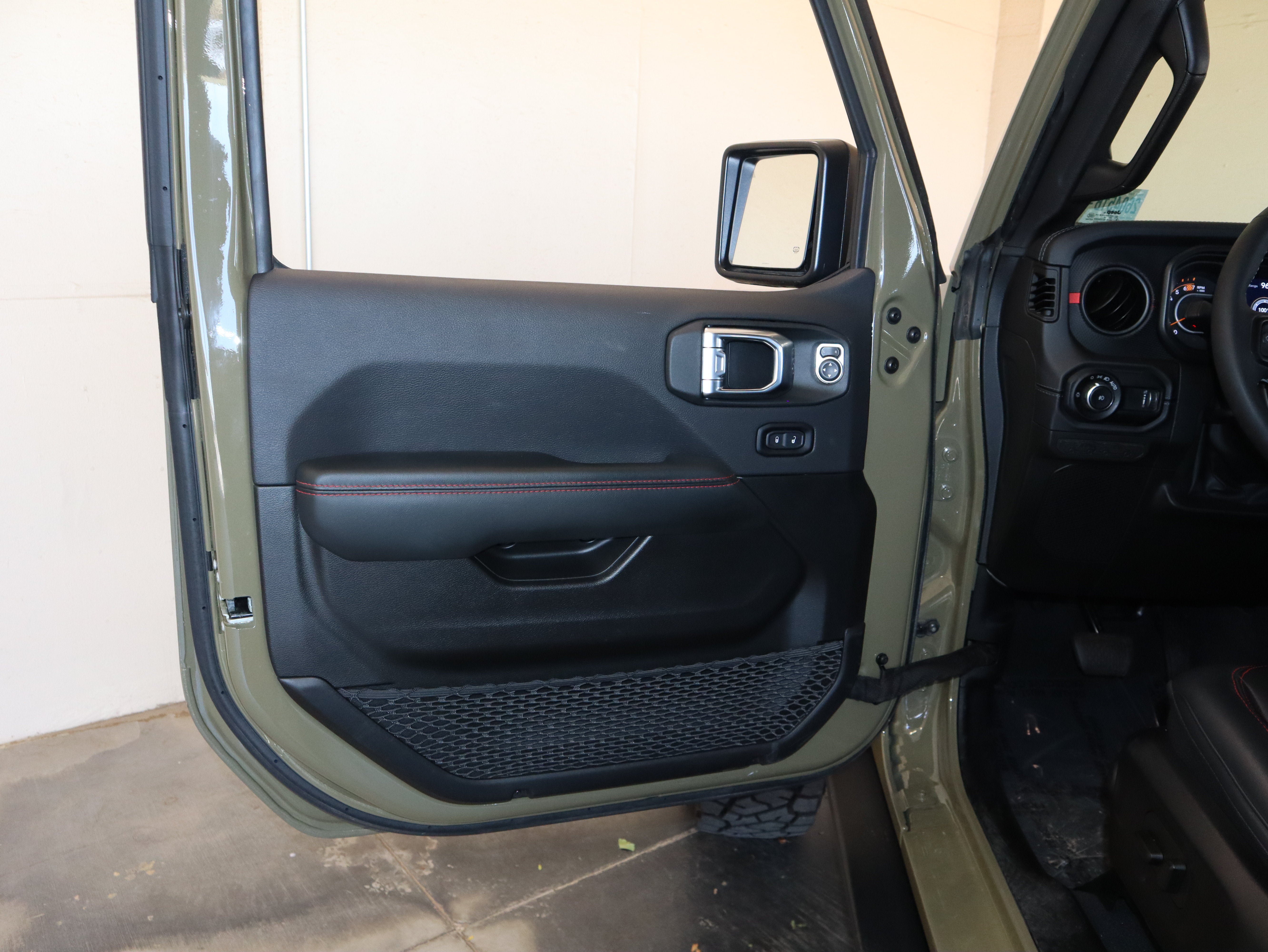 Used 2025 Jeep Wrangler Unlimited Rubicon AWD/4WD image 32