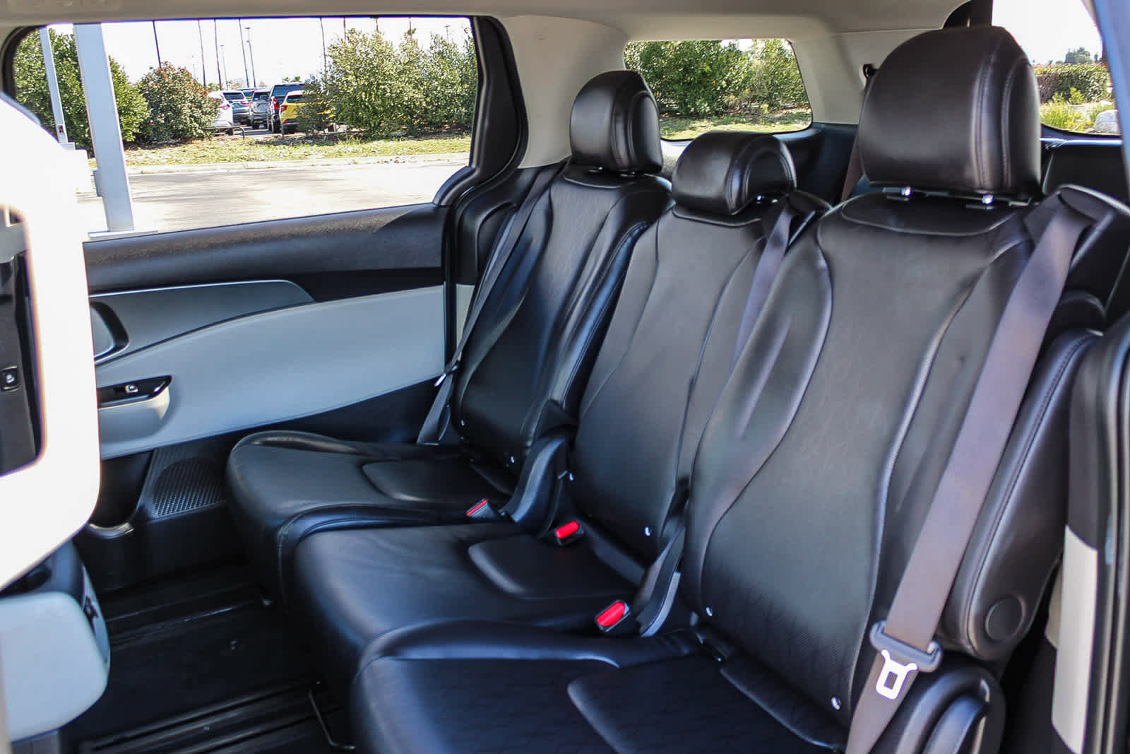 Used 2024 Kia Carnival LX image 18