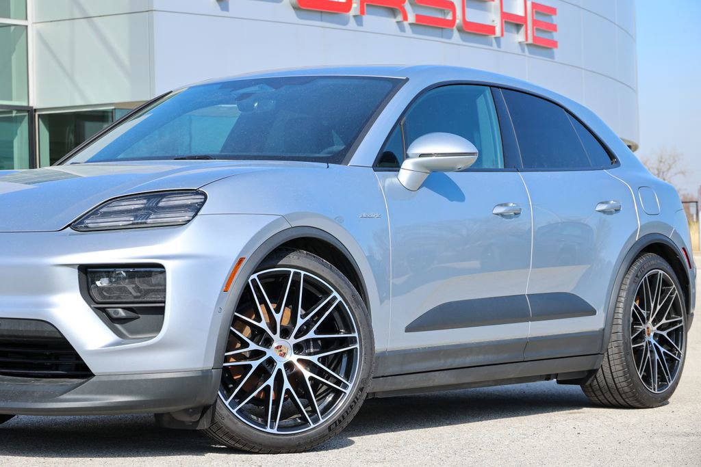 Certified 2025 Porsche Macan 4 Electric image 8