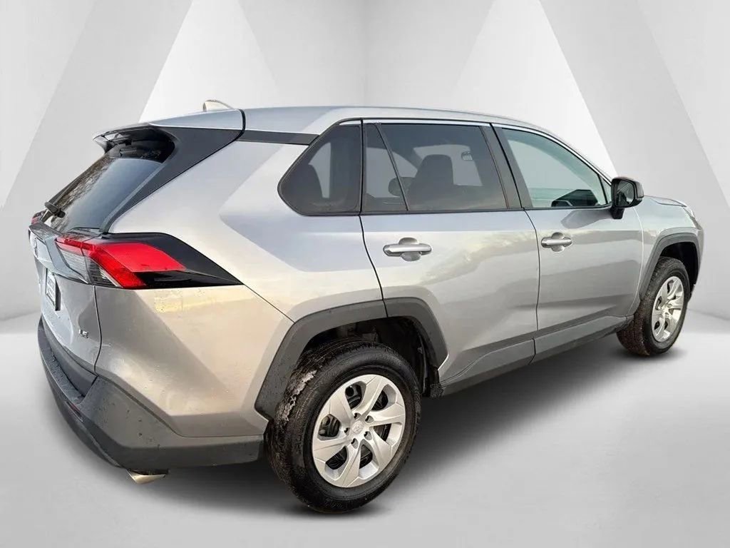 Used 2022 Toyota RAV4 LE FWD image 7