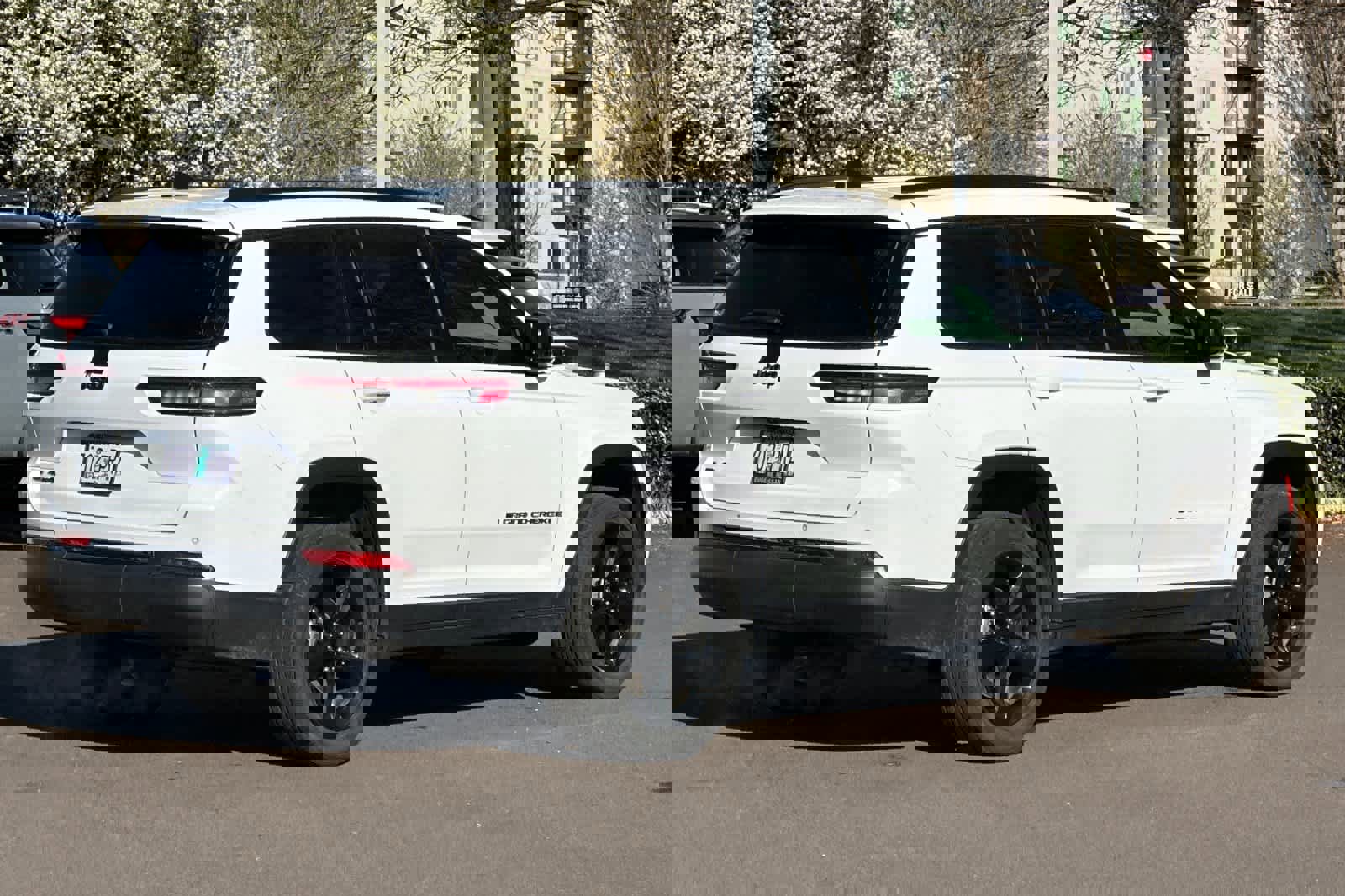 Used 2023 Jeep Grand Cherokee L Laredo image 2