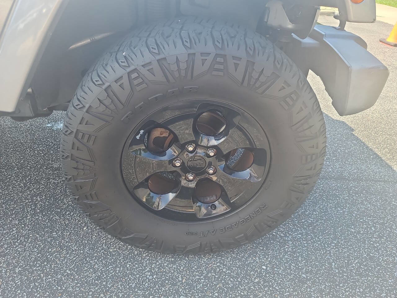 Used 2015 Jeep Wrangler Unlimited Sahara AWD/4WD image 9