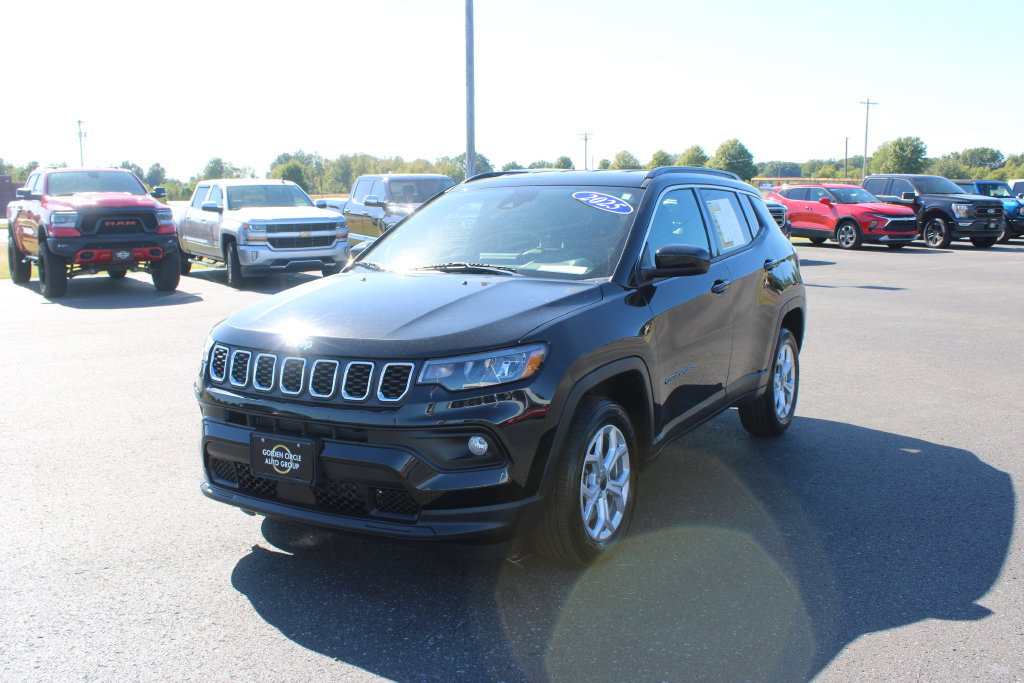 Used 2025 Jeep Compass Latitude AWD/4WD image 4