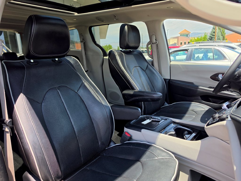 Used 2023 Chrysler Pacifica Limited FWD image 17