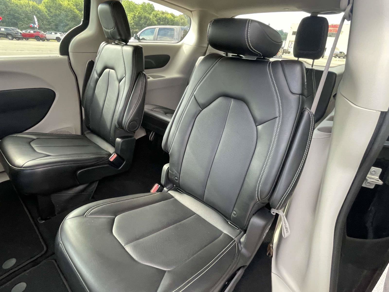 Used 2024 Chrysler Pacifica Touring-L FWD image 10