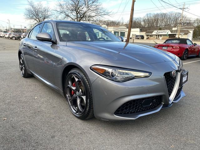 Used 2018 Alfa Romeo Giulia Ti Sport w/ Quick Order Package 22S Sport AWD/4WD image 2