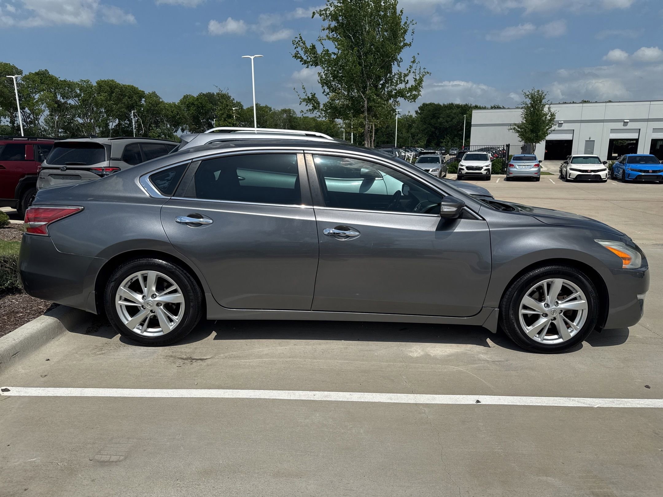 Used 2015 Nissan Altima 2.5 SL w/ Technology Package FWD image 2