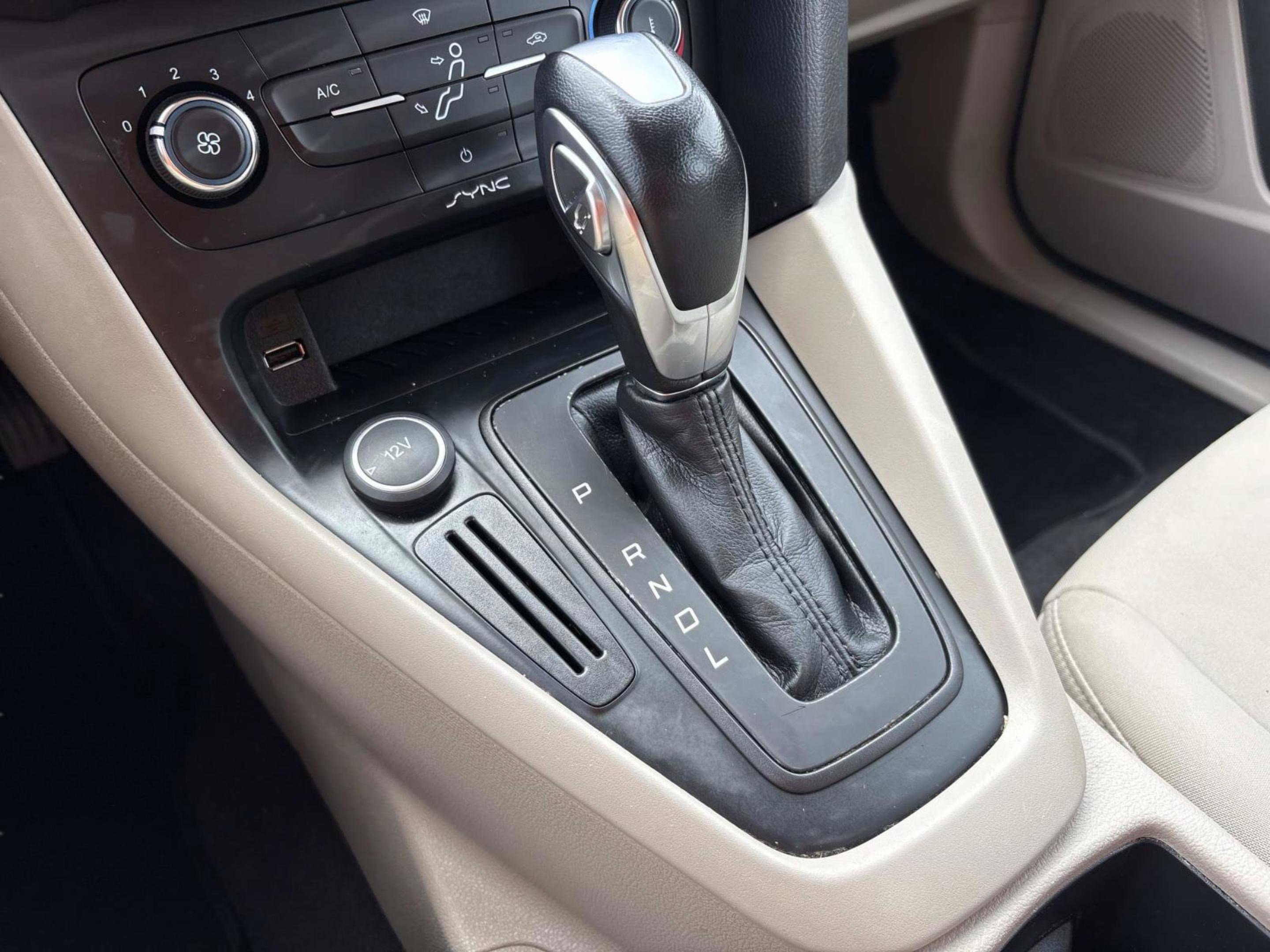 Used 2015 Ford Focus SE FWD image 29