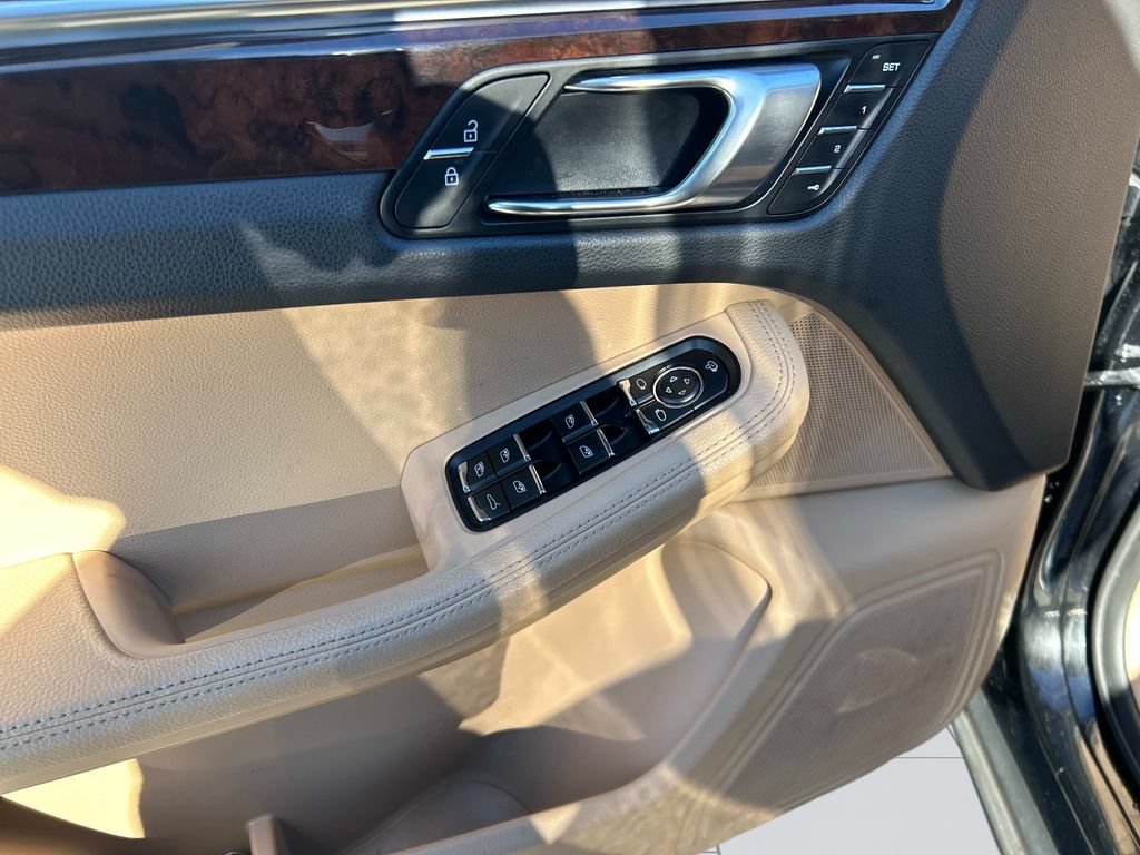 Used 2023 Porsche Macan Turbo AWD/4WD image 18