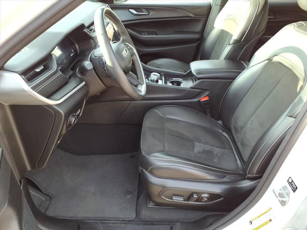 Used 2023 Jeep Grand Cherokee Limited w/ Luxury Tech Group II image 17