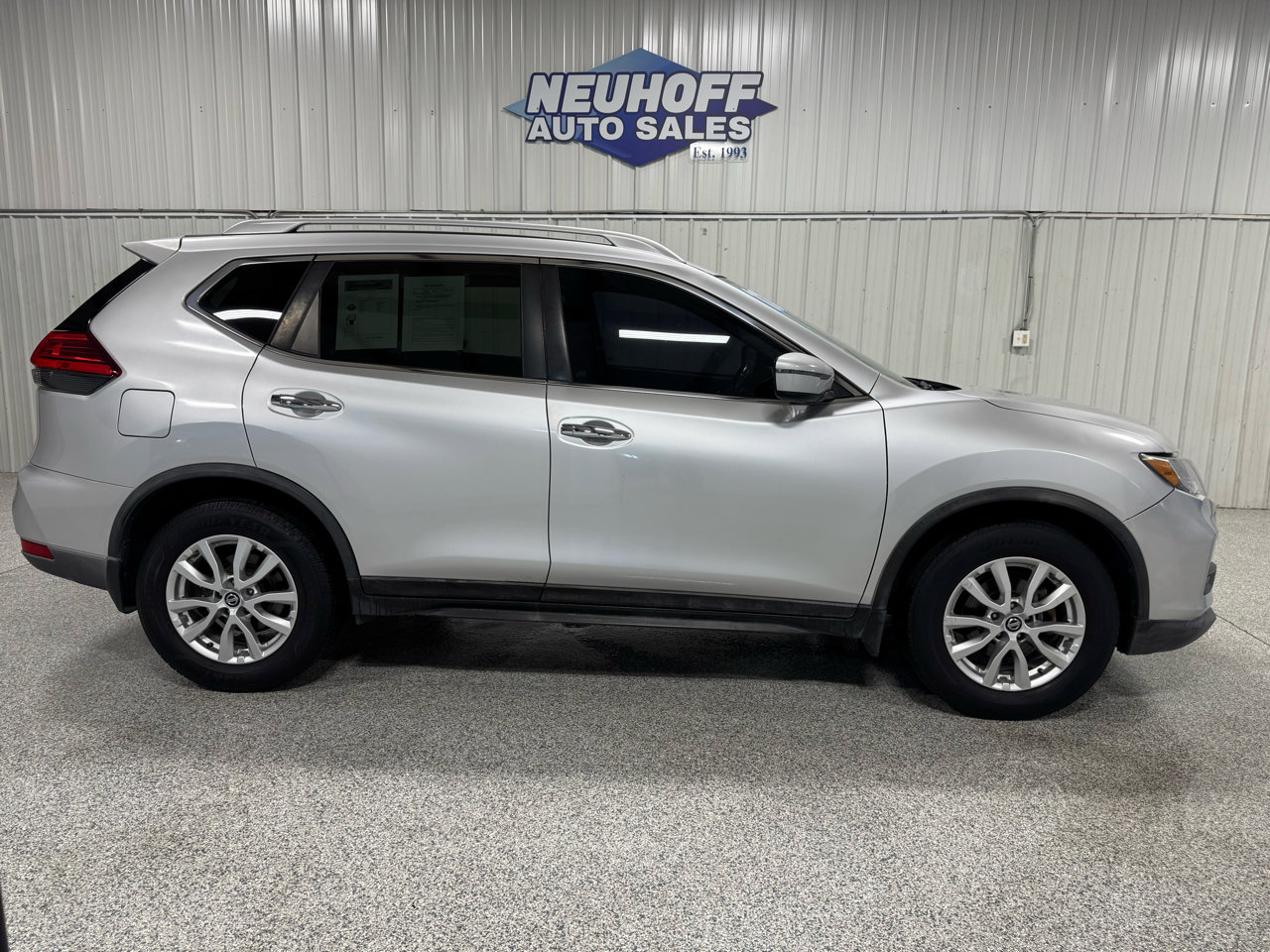 Used 2017 Nissan Rogue SV image 1