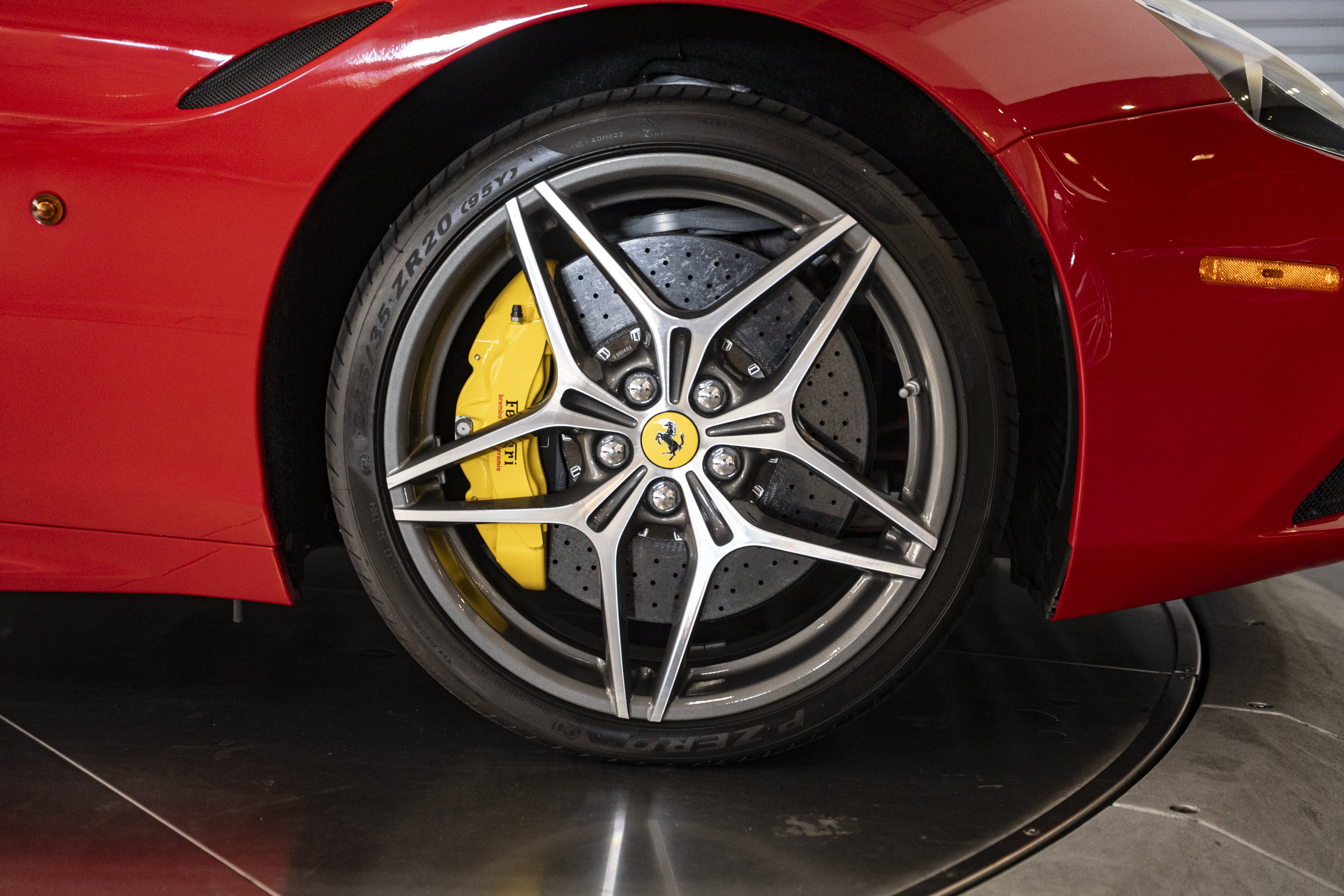 Used 2016 Ferrari California T RWD image 13