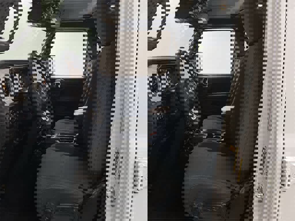 Used 2025 Jeep Wrangler Sahara image 13