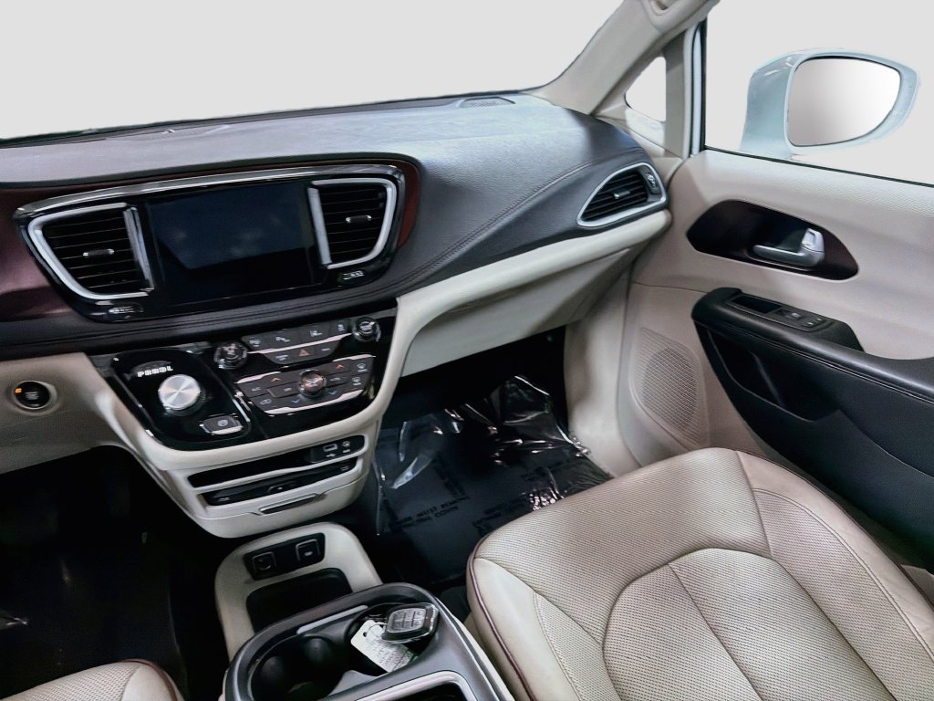 Used 2017 Chrysler Pacifica Limited w/ UConnect Theater Package FWD image 25