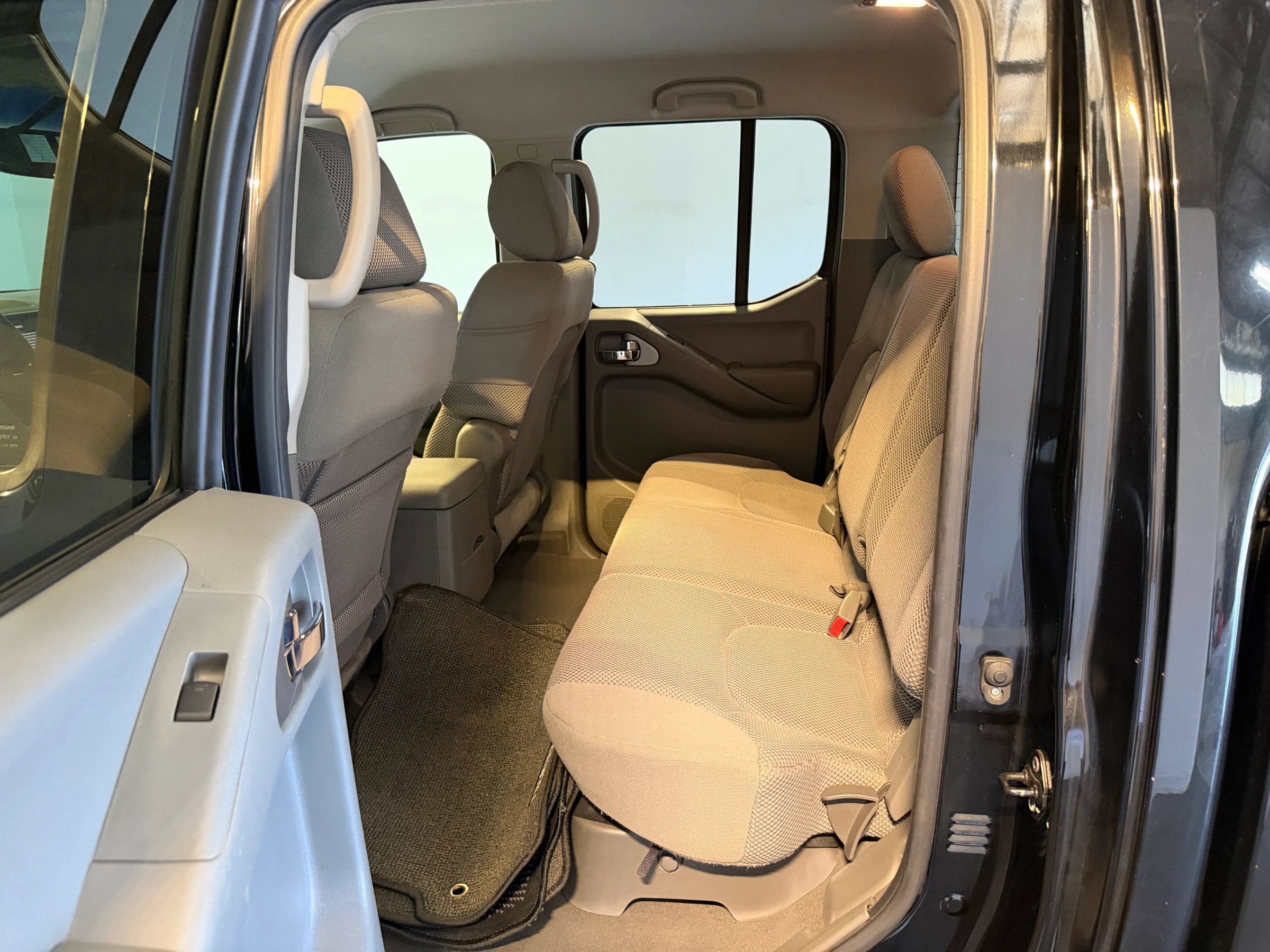 Used 2008 Nissan Frontier LE AWD/4WD image 32