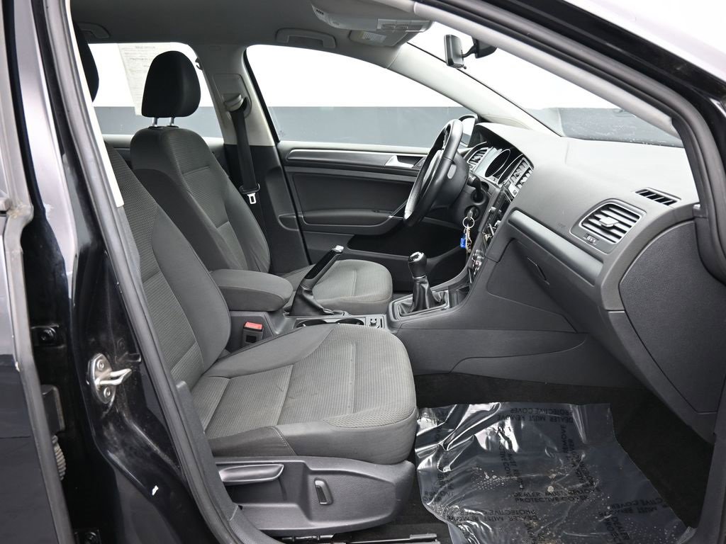 Used 2018 Volkswagen Golf S image 39