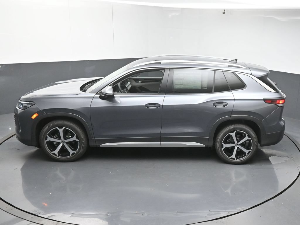Used 2025 Volkswagen Tiguan SE FWD image 46